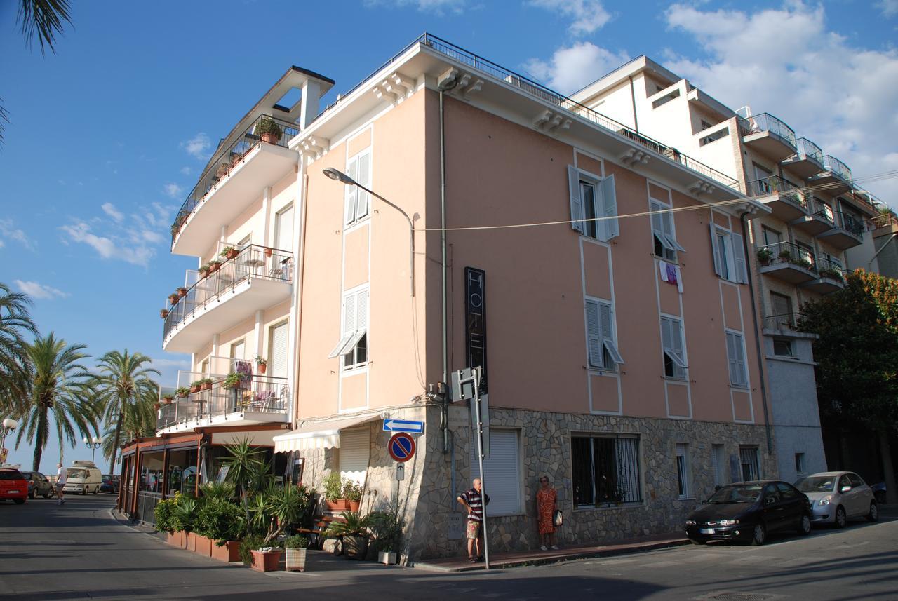 Albium Hotel Альбенга Экстерьер фото
